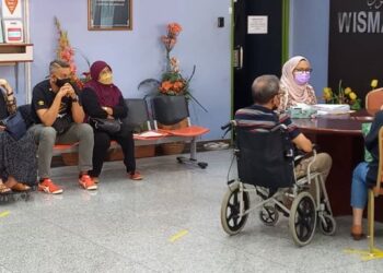 ORANG ramai masih memakai pelitup muka sewaktu berurusan di Wisma Negeri, Ayer Keroh, Melaka. - FOTO/AMRAN MULUP