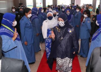 TUNKU AZIZAH Aminah Maimunah Iskandariah (tengah) berkenan hadir pada Majlis Perasmian Mesyuarat Agung Tahunan Pandu Puteri di MITC, Ayer Keroh, Melaka, hari ini. - FOTO/RASUL AZLI SAMAD