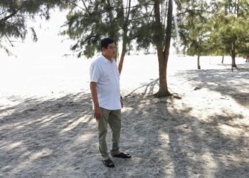 MOHAMAD Ali Mohamad meninjau kawasan pesisir pantai di Dataran 1 Malaysia Klebang, Melaka bagi penganjuran majlis berbuka puasa. - FOTO/AMRAN MULUP