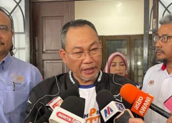 AWANG Hashim bercakap kepada pemberita selepas Majlis Penyerahan Faedah Perkeso di Taman Kelemak Jaya, Alor Gajah, Melaka. - FOTO/AMRAN MULUP