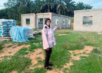 JAMIAH Isnin menunjukkan rumah miliknya hanya siap 50 peratus di Kampung Rantau Panjang, Masjid Tanah, Melaka. - UTUSAN/AMRAN MULUP