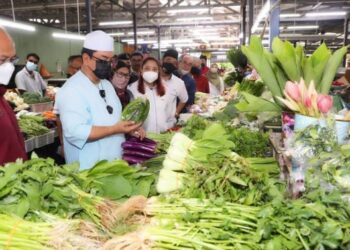 KETUA Menteri Melaka, Datuk Seri Sulaiman Md. Ali (dua dari kiri) dan Norena Jaafar (empat dari kiri) melihat sayur-sayuran ketika mengadakan lawatan ke Pasar Besar MBMB di Bachang, Melaka. - FOTO/RASUL AZLI SAMAD