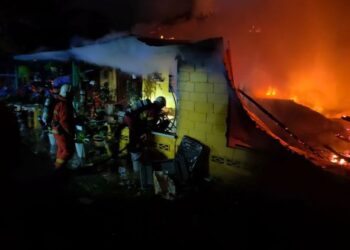ANGGOTA bomba berusaha memadam kebakaran rumah milik Ibrahim Kadir di Kampung Belimbing Dalam, Alor Gajah, Melaka.