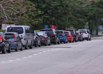 KENDERAAN beratur untuk ujian penilaian bagi penempatan oleh PKD di CAC MITC, Ayer Keroh, Melaka. - UTUSAN/DIYANATUL ATIQAH ZAKARYA