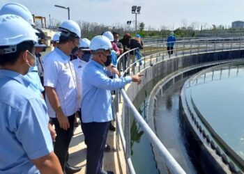 TUAN IBRAHIM Tuan Man (kanan) diberi taklimat dan meninjau Loji Rawatan Kumbahan Serantau, Batu Berendam, Melaka. - FOTO/AMRAN MULUP