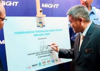 RAIS Yasin merasmikan Persidangan Teknologi Grid Pintar Melaka 2022 di sebuah hotel di Jalan Hang Tuah, Banda Hilir, Melaka. - FOTO/AMRAN MULUP