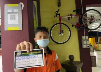 SEORANG perserta menunjukkan rekod kehadiran Program Subuh Istiqamah 40 Hari di Masjid Nur As-Sa’aadah, Kampung Pengkalan Batu, Melaka. - UTUSAN/DIYANATUL ATIQAH ZAKARYA