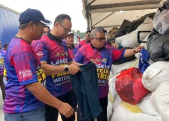 ZAIDI Attan (kanan) melakukan tinjauan pada Majlis Kemuncak Hari Kitar Semula Sisa Fabrik 2022 dan Pengiktirafan MBOR di Ayer Keroh, Melaka.