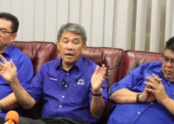 MOHAMAD Hasan (tengah) mengadakan sidang akhbar selepas Majlis Perjumpaan Jentera Pilihan Raya BN Melaka di MITC, Ayer Keroh, Melaka. Turut serta Pengerusi Badan Perhubungan UMNO Melaka, Datuk Seri Ab. Rauf Yusoh (kanan) dan Ketua Menteri Melaka, Datuk Seri Sulaiman Md. Ali (kiri). - FOTO/RASUL AZLI SAMAD