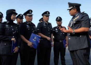 ZAINOL Samah (kanan) beramah mesra bersama penerima sijil penghargaan pada Perhimpunan Bulanan di Padang Kawad IPK Melaka, Bukit Beruang, Melaka. - FOTO/RASUL AZLI SAMAD