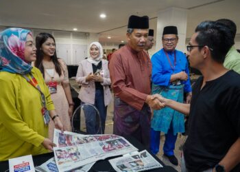 TIMBALAN Presiden UMNO, Datuk Seri Mohamad Hasan beramah mesra bersama petugas media dari Media Mulia Sdn. Bhd. yang membuat liputan sempena Perhimpunan Agung UMNO 2023 di Pusat Dagangan Dunia (WTC) Kuala Lumpur- UTUSAN/AMIR KHALID