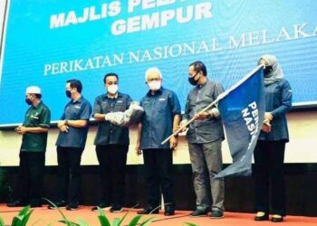 AHMAD Samsuri Mokhtar (dua, dari kanan) bersama Hamzah Zainudin dan Mohd. Rafiq Naizamohideen dalam Majlis Pelancaran Gempur PN Melaka,  semalam.