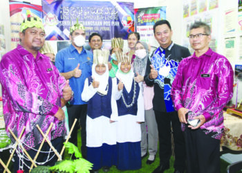 RADZI Jidin (dua dari kiri) bersama murid dan guru Sekolah Kebangsaan Pos Piah, Sungai Siput pada 
Program Sekolahku Sejahtera: Didik Inklusif Memperkasa Pendidikan Orang Asli dan Pribumi di Pusat 
Komersial Orang Asli Sungai Siput kelmarin. – UTUSAN/MUHAMAD NAZREEN SYAH MUSTHAFA