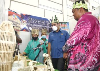 Radzi Jidin melawat gerai pameran sempena Program Sekolahku Sejahtera: Didik Inklusif Memperkasa Pendidikan Orang Asli dan Pribumi di Pusat Komersial Orang Asli Sungai Siput, Perak,  kelmarin.