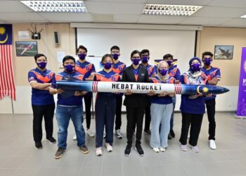 11 pelajar Universiti Sains Malaysia (USM) bersama Roket Hebat yang menyertai pertandingan Spaceport America Cup 2022, baru-baru. - FACEBOOK KAMPUS KEJURUTERAAN USM
