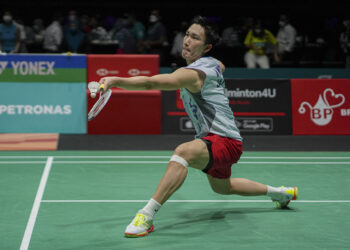 Aksi pemain perseorangan lelaki Jepun, Kento Momota sewaktu menentang pemain Denmark, Viktor Axelsen pada perlawanan akhir Kejohanan Petronas Terbuka Malaysia 2022 di Axiata Arena Bukit Jalil di sini, hari ini. UTUSAN/ FARIZ RUSADIO