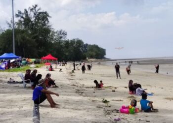 ORANG ramai masih mematuhi SOP Covid-19 ketika memenuhi Pantai Morib di Kuala Langat, Selangor sempena cuti hujung minggu hari ini. - UTUSAN MALAYSIA / ABDUL RAZAK IDRIS