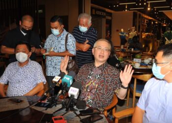 WEE Ka Siong (dua kanan) mengadakan sidang akhbar selepas berbuka puasa bersama pengamal media Johor di Forest City Golf Resort, Iskandar Puteri di sini. - UTUSAN/RAJA JAAFAR ALI