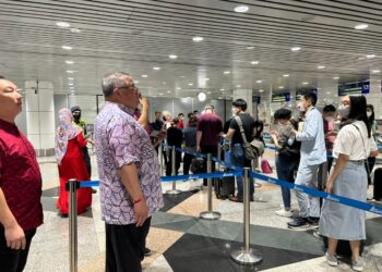 TIONG King Sing meninjau situasi barisan yang beratur untuk melalui pemeriksaan imigresen di KLIA,. - GAMBAR IHSAN MOTAC