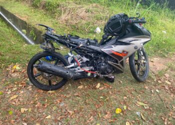 MOTOSIKAL jenis Yamaha Y15ZR ditunggang mangsa dalam perjalanan dari Gapam menghala ke Ayer Keroh, Melaka dipercayai hilang kawalan setibanya di lokasi.