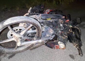 KEADAAN motosikal mangsa selepas merempuh kerbau di di Jalan Dengkil - Air Hitam, Selangor. - GAMBAR IHSAN IPD SEPANG