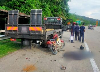 SEBUAH motosikal melanggar belakang lori tunda tunda dalam kejadian kemalangan jalan raya di kilometer 76.2 Lebuh Raya Karak berdekatan Bentong, Pahang. - FOTO/IHSAN IPD BENTONG