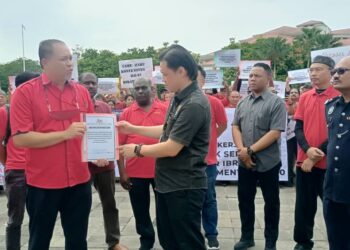 CHAN Ming Kai menerima memornadum diserahkan CAMU di hadapan Bangunan Perdana Putra, Putrajaya. - UTUSAN/MOHD HUSNI MOHD NOOR