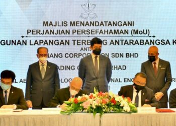 TENGKU HASSANAL IBRAHIM ALAM SHAH Ibni Al-Sultan Abdullah Ri’ayatuddin Al-Mustafa Billah Shah (tengah) menyaksikan majlis menandatangani MoU bagi pembinaan Lapangan Terbang Antarabangsa Kuantan dan Pembangunan Bercampur Bandar Aeroangkasa di Kuantan, Pahang.