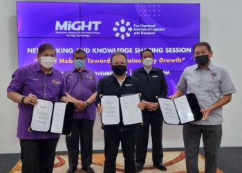 (BARIS depan, dari kiri) Muhammad Muhiyuddin Abdullah, Mohd. Yusoff Sulaiman dan Amirudin Tajudin bersama dokumen yang ditandatangani di Cyberjaya, hari ini.