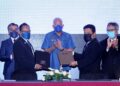 MAHDZIR Khalid menyaksikan memorandum perjanjian persefahaman antara Pengurus Besar PERDA, Datuk Rosman Hashim (dua kiri) dan Pengarah PSSB, Rozman Hashim (dua kanan) pada majlis menandatangani Persefahaman (Diperbaharui) di Putrajaya. - UTUSAN/FAISOL MUSTAFA