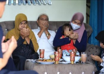 ROSNAZIRAH Mohd. Naim (dua dari kanan) bersama anak dan kedua ibu bapa mengaminkan doa di rumah suaminya di Jalan Kelochor, Kota Bharu, Kelantan hari ini. - UTUSAN/KAMARUL BISMI KAMARUZAMAN 