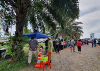 MPK memperkenalkan sistem kad giliran bagi memudahkan anggota penguat kuasa memantau jumlah pengunjung yang masuk dalam satu-satu masa di Bazar Ramadan Kangar, Persiaran Wawasan, Kangar, Perlis.