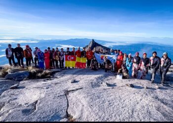 SERAMAI 36 kakitangan MPSepang memakai Batik Selangor atas puncak Gunung Kinabalu berjaya mencatat Malaysia Book of Records.