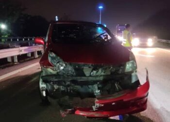 KEADAAN MPV jenis Nissan Livina yang hilang kawalan selepas salah satu tayarnya pecah di Kilometer 124 Lebuh Raya Utara-Selatan dekat Kepala Batas malam tadi yang menyebabkan seorang kanak-kanak lelaki maut.