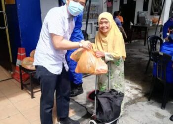 Firdaus Wong Wai Hung menyampaikan bantuan kepada salah seorang penduduk PPR Hiliran Ampang, petang ini.