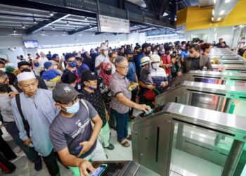 ORANG ramai berpusu-pusu menggunakan MRT laluan Putrajaya yang mula dibuka hari ini. - UTUSAN/FAISOL MUSTAFA