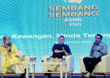 SHAMSUDDIN Abdul Kadir (kanan), Dr. Hazli Zakaria (tengah) dan Sharifah Shahirah pada Program Sembang-Sembang ASB sempena MSAM 2022 di Port Dickson, hari ini.-UTUSAN/MOHD. SHAHJEHAN MAAMIN.