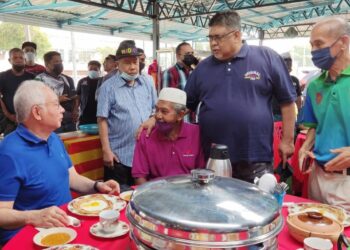NAJIB Tun Razak (kiri) dan Ab. Rauf Yusoh (dua dari kanan) ketika bersarapan pagi di  Abah Shan Station Pengkalan Balak, Melaka.