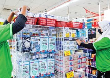 SYARIKAT atau majikan yang masih berdegil memberhentikan pekerja tempatan selepas mendapat tenaga kerja asing perlu ditarik baik lesen perniagaan mereka.