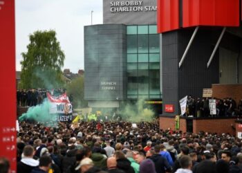 PENYOKONG Manchester United ‘menyerang’ Stadium Old Trafford semalam sebagai bantahan terhadap pemilik kelab, Glazer hingga menyebabkan pertemuan menentang Liverpool dalam aksi Liga Perdana Inggeris ditangguhkan. – AFP