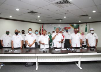 NOH Omar (tiga kanan) bersama Ahmad Yunus Hairi (tengah) memegang kenyataan menolak jawatan dalam PeKT.
