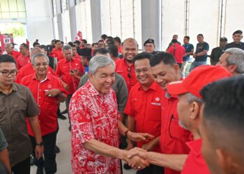 AHMAD Zahid Hamidi disambut ahli dan pemimpin UMNO ketika hadir pada sesi pengenalan calon pemilihan UMNO peringkat negeri Terengganu di Kuala Nerus, hari ini. - UTUSAN/PUQTRA HAIRRY ROSLI