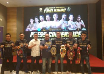 SUHAIRI HASHIM (tengah) bergambar bersama-sama peserta perlawanan Muay Thai, Pahlawan: Malaysia vs Challenger yang akan diadakan di Stadium Tertutup EduCity pada 10 September ini.