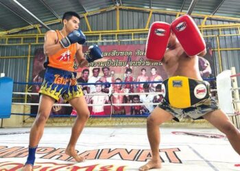 ATHACHAI Saiprawat (kiri) menjalani latihan Muay Thai di Kelab Muay Thai Saiprawat di Kampung Teluk Epa, Kangar, Perlis, semalam. – FOTO/SYED AZLAN SAYID HIZAR