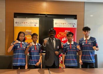 JOHN Mohd. Abdul Rahmi (tengah) bersama sebahagian peserta yang akan bersaing dalam Kejohanan Muay Thai Remaja Dunia IFMA 2022 pada sidang akhbar semalam.