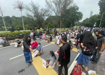 ANTARA ahli parti Muda dan Pejuang yang didapati berhimpunan di Jalan Parlimen semalam.