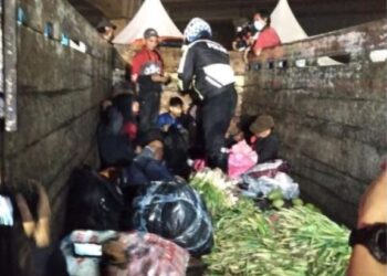 PIHAK polis memeriksa penumpang lori yang membawa muatan sayur-sayuran. - AGENSI