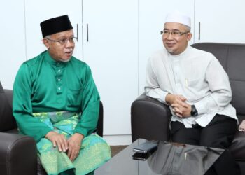 WAN Zahidi Wan Teh (kiri) yang memulakan tugas sebagai Mufti Perak bersama Zamri Hashim di  pejabatnya Kompleks Islam Darul Ridzuan di Ipoh, Perak, hari ini. - UTUSAN/MUHAMAD NAZREEN SYAH MUSTHAFA