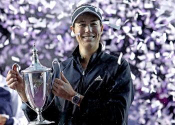 GARBINE bersama trofi WTA Final di Guadalajara, Mexico.