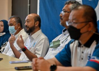 MUKHRIZ Mahathir (tengah) dalam sidang akhbar selepas perjumpaan dengan Pejuang Terengganu di Kuala Terengganu hari ini. - PUQTRA HAIRRY ROSLI